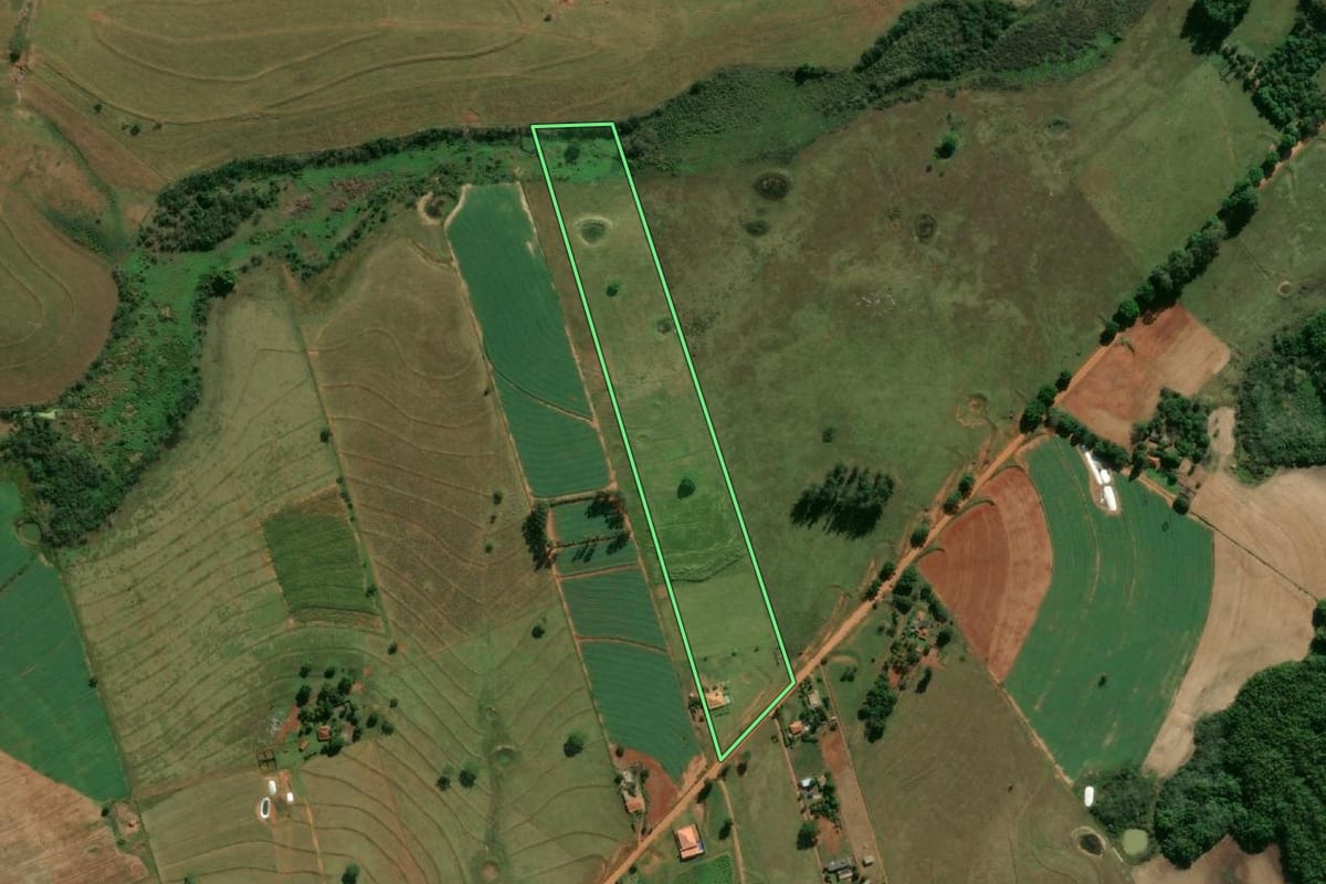 Imagem de satélite do imóvel rural em Santo Expedito (SP), com o contorno declarado no CAR desenhado por cima.