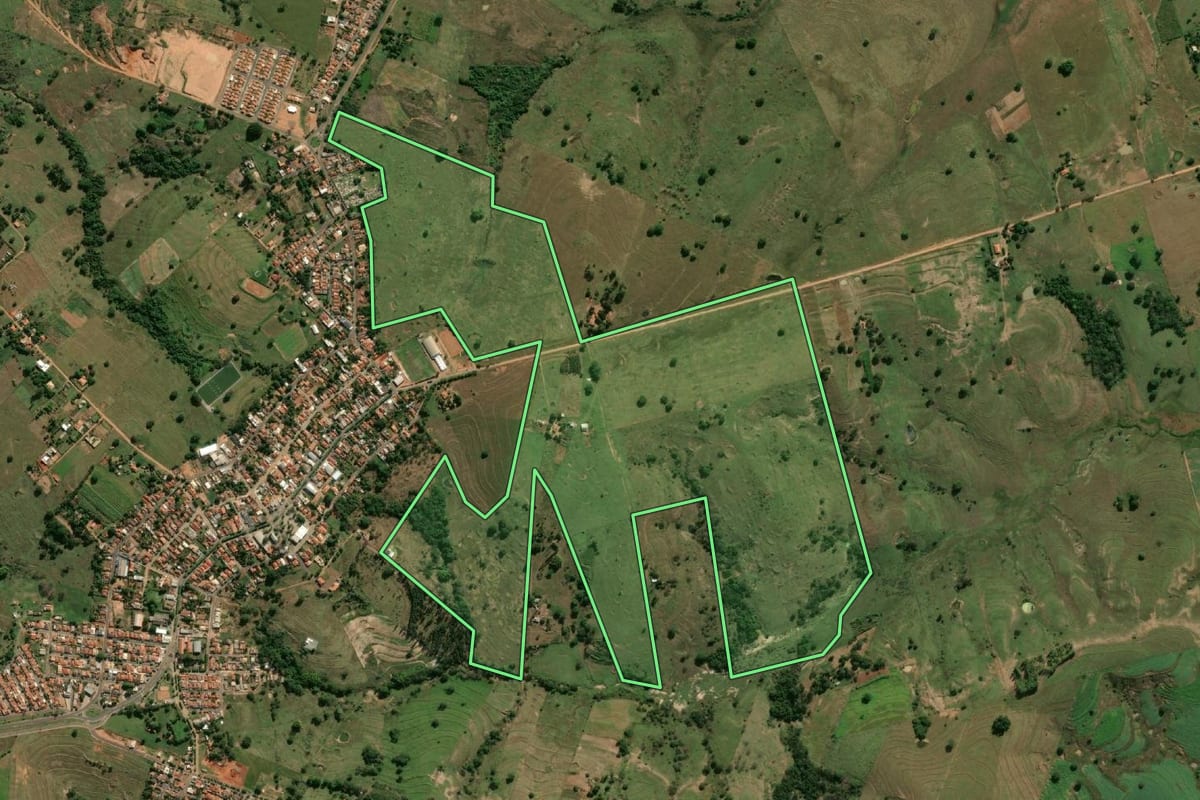 Imagem de satélite do imóvel rural em Santo Expedito (SP), com o contorno declarado no CAR desenhado por cima.