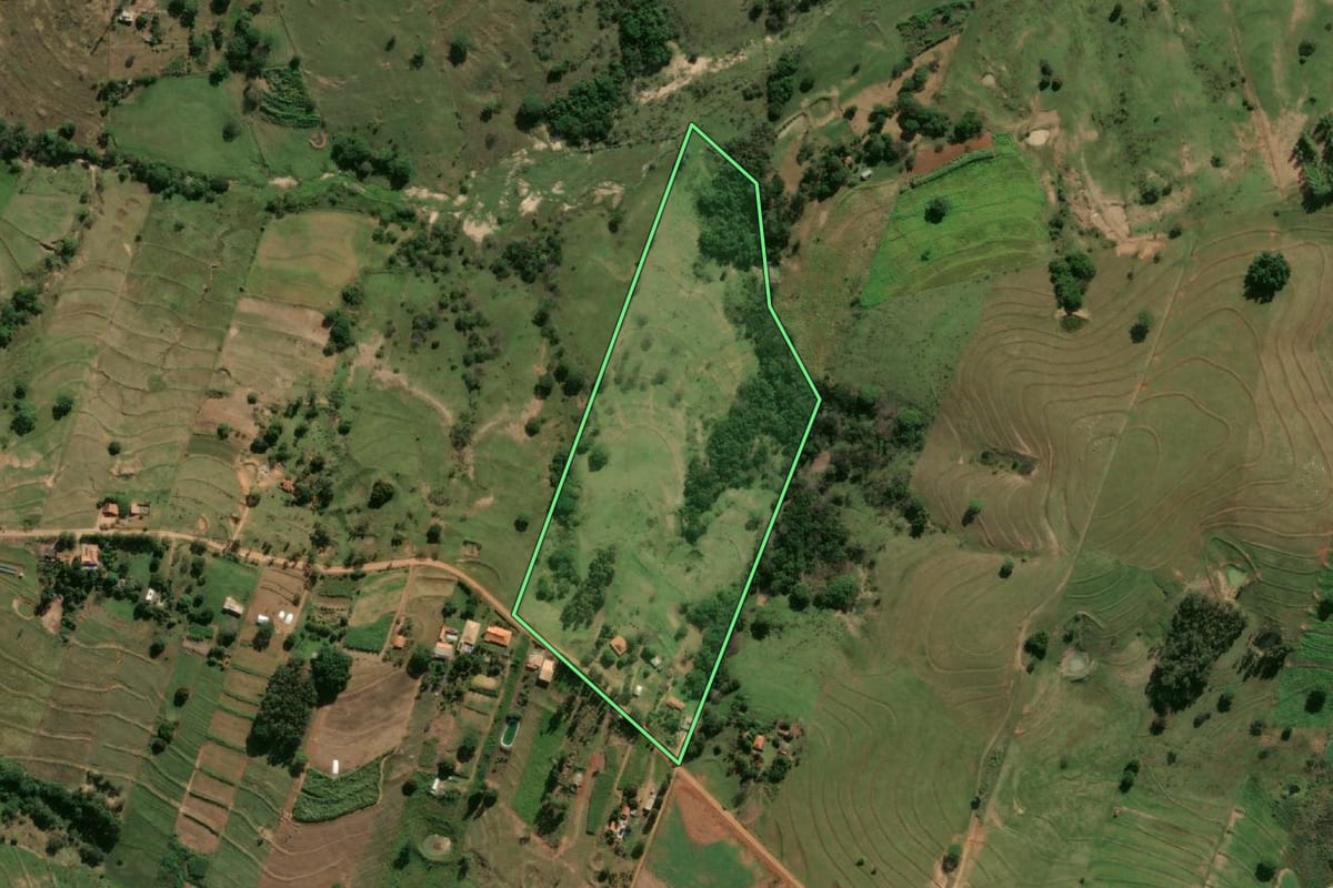Imagem de satélite do imóvel rural em Santo Expedito (SP), com o contorno declarado no CAR desenhado por cima.