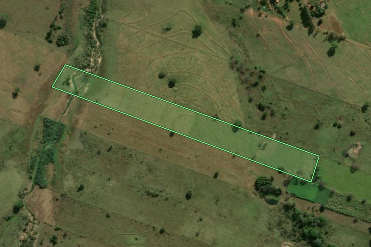 Imagem de satélite do imóvel rural em Santo Expedito (SP), com o contorno declarado no CAR desenhado por cima.