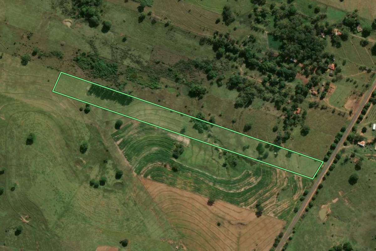 Imagem de satélite do imóvel rural em Santo Expedito (SP), com o contorno declarado no CAR desenhado por cima.
