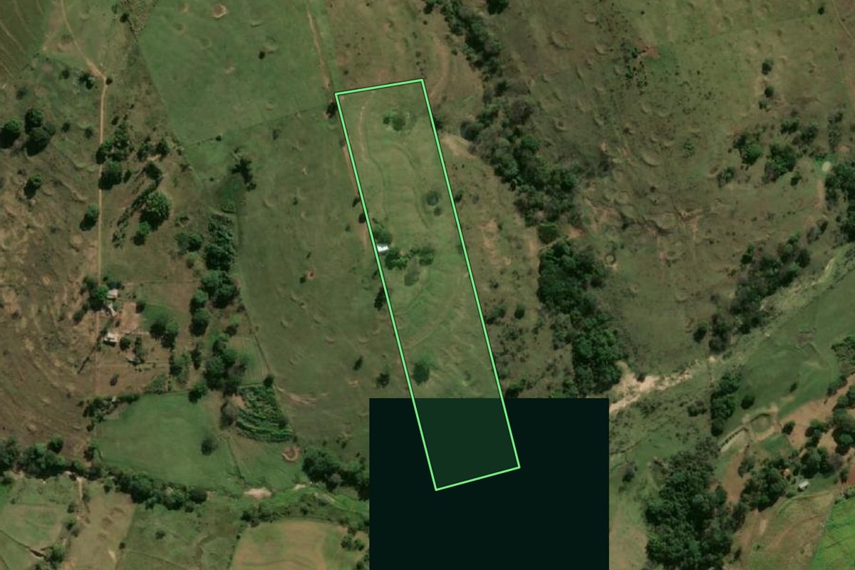 Imagem de satélite do imóvel rural em Santo Expedito (SP), com o contorno declarado no CAR desenhado por cima.