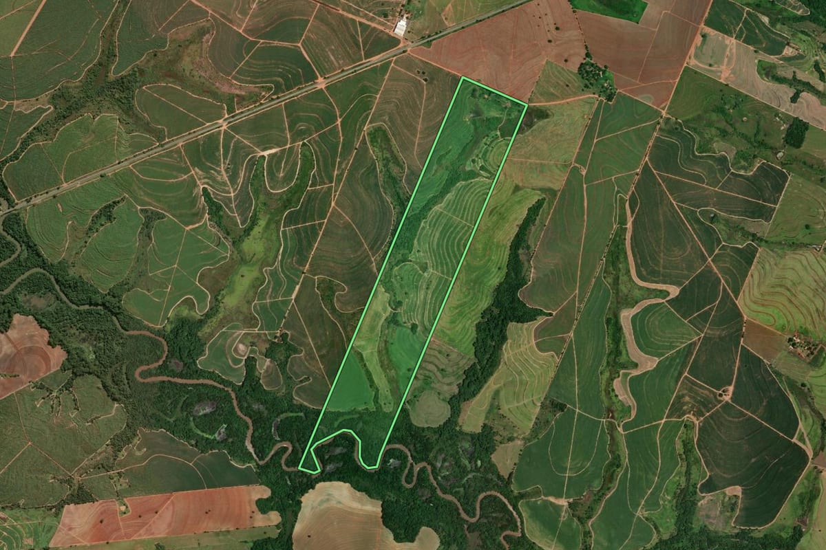 Imagem de satélite do imóvel rural em Santópolis do Aguapeí (SP), com o contorno declarado no CAR desenhado por cima.