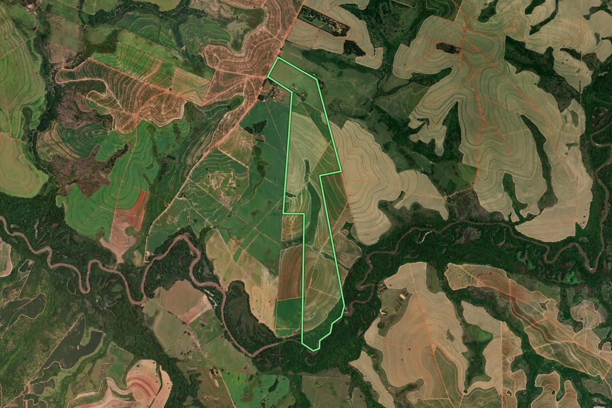 Imagem de satélite do imóvel rural em Santópolis do Aguapeí (SP), com o contorno declarado no CAR desenhado por cima.