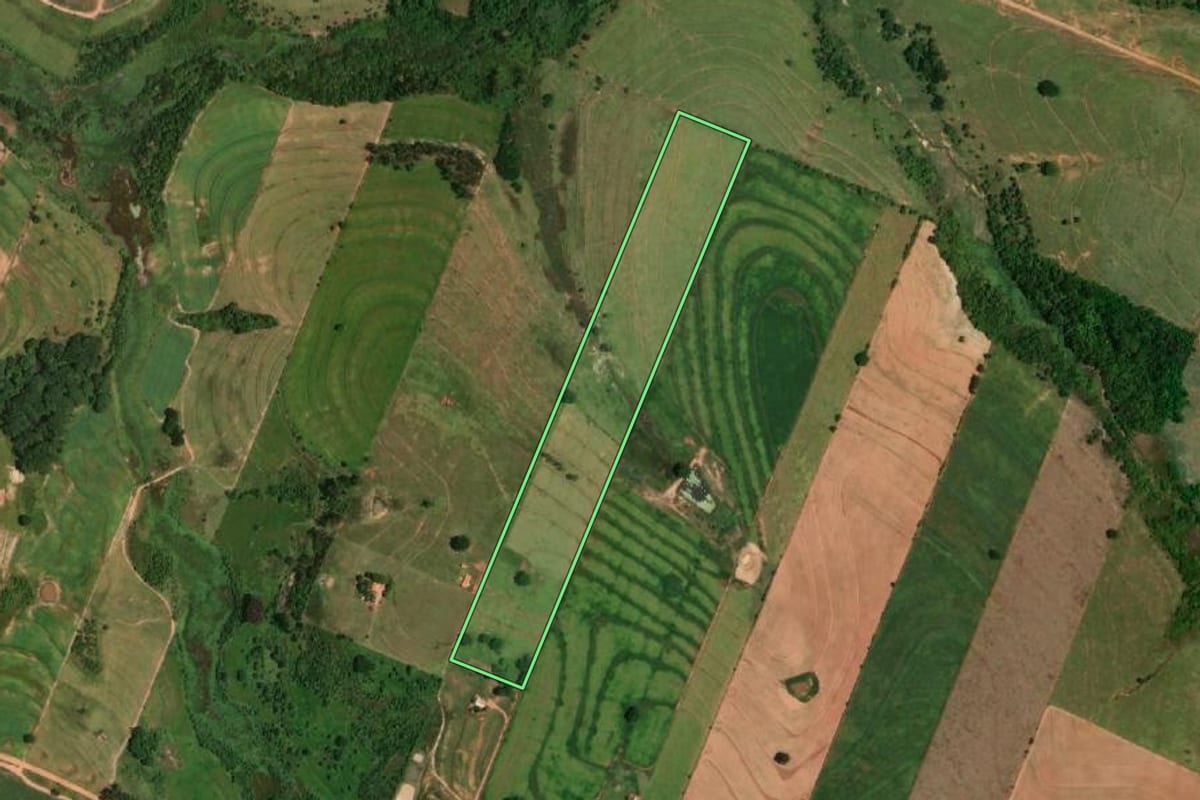 Imagem de satélite do imóvel rural em Santópolis do Aguapeí (SP), com o contorno declarado no CAR desenhado por cima.
