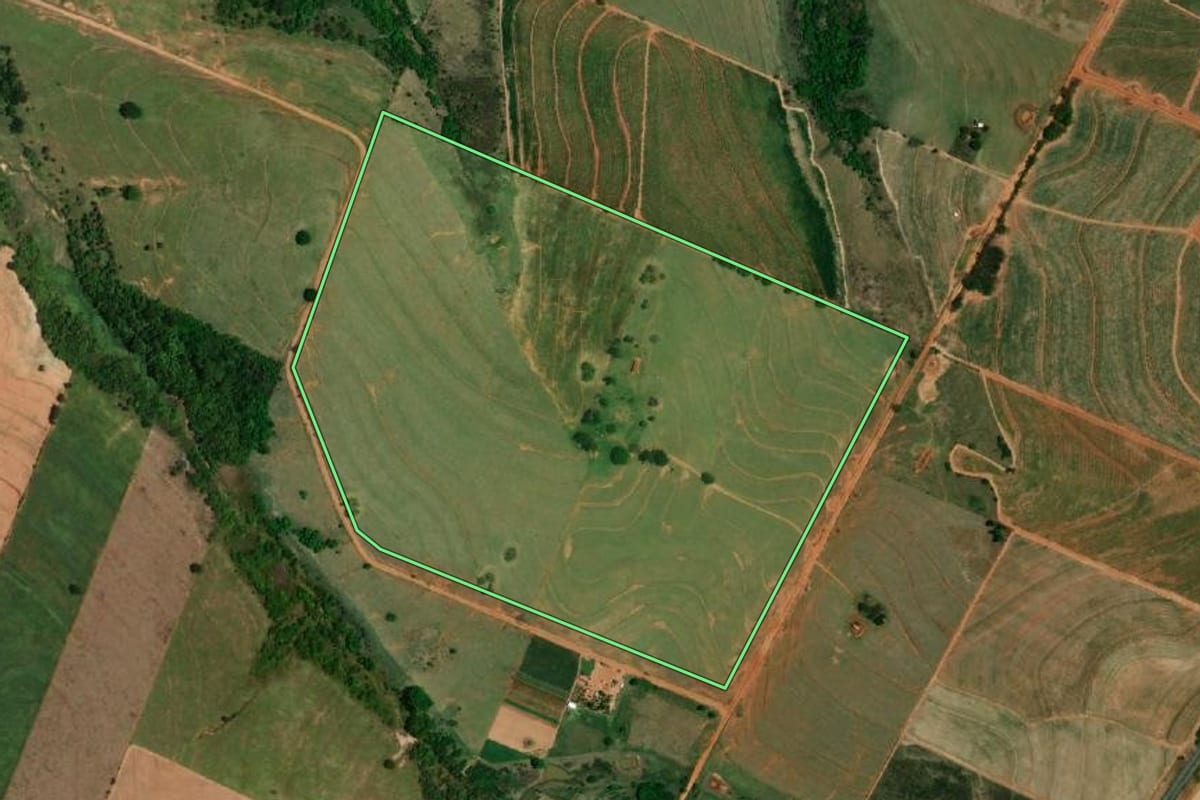 Imagem de satélite do imóvel rural em Santópolis do Aguapeí (SP), com o contorno declarado no CAR desenhado por cima.