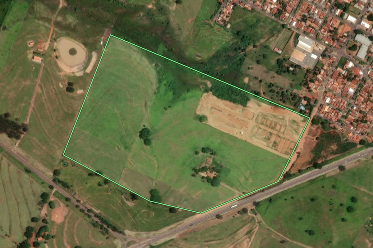 Imagem de satélite do imóvel rural em Santópolis do Aguapeí (SP), com o contorno declarado no CAR desenhado por cima.