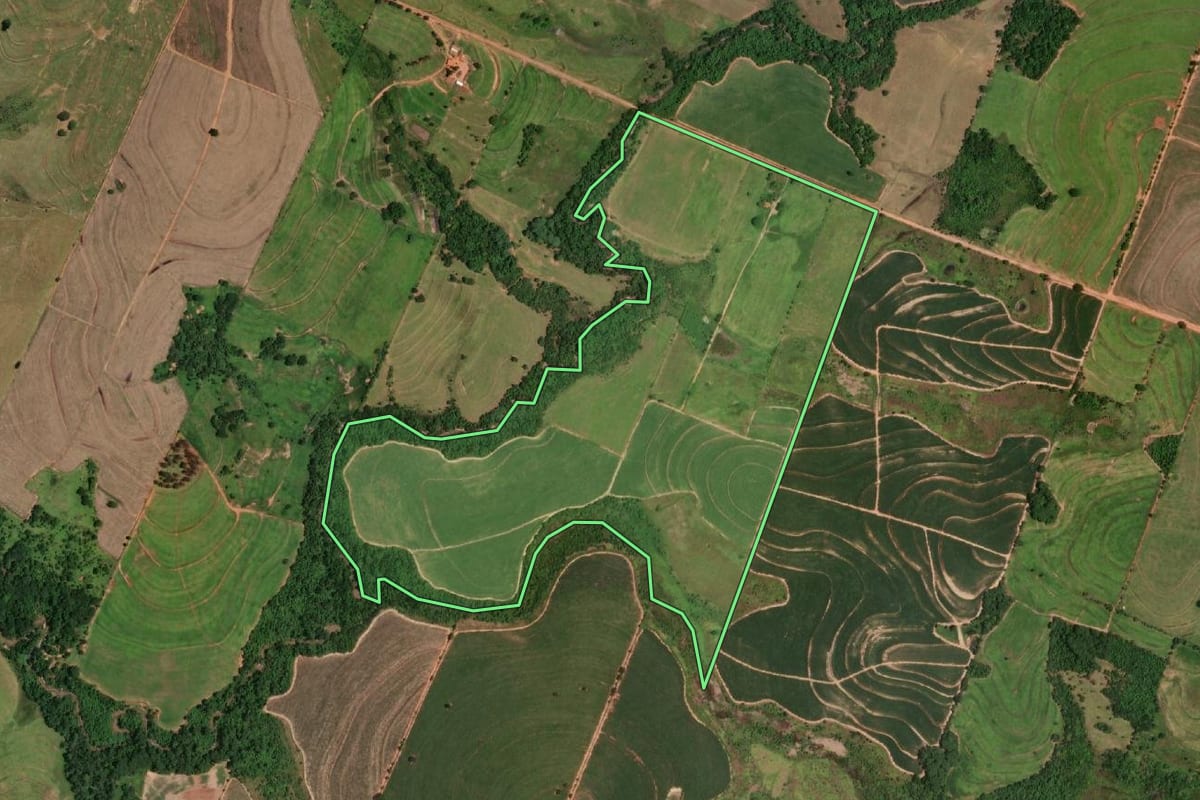Imagem de satélite do imóvel rural em Santópolis do Aguapeí (SP), com o contorno declarado no CAR desenhado por cima.
