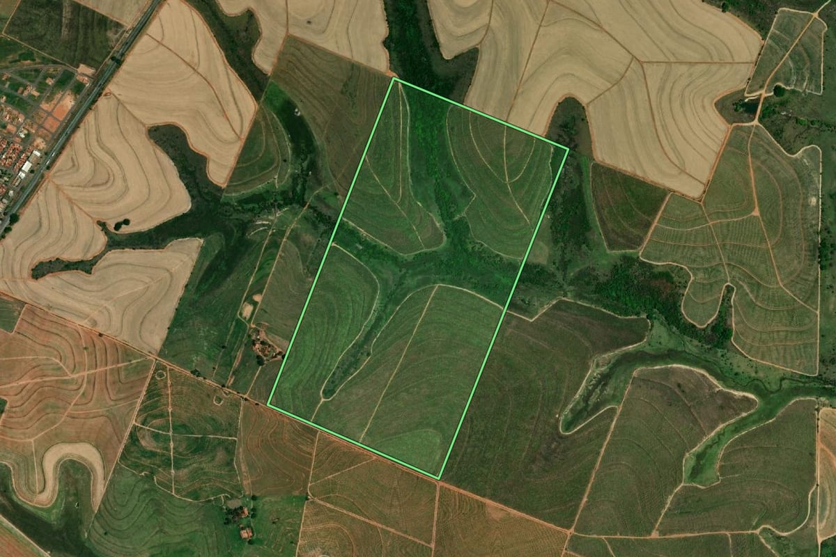 Imagem de satélite do imóvel rural em Santópolis do Aguapeí (SP), com o contorno declarado no CAR desenhado por cima.