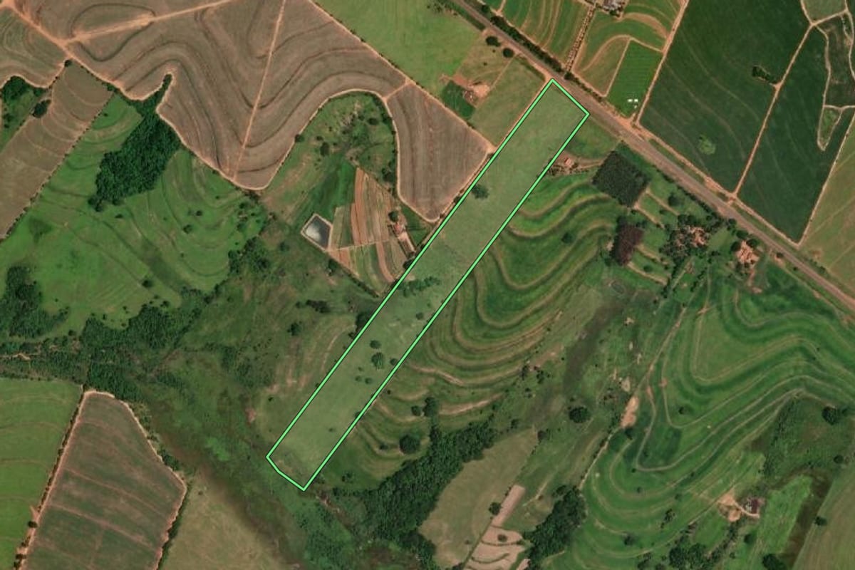 Imagem de satélite do imóvel rural em Santópolis do Aguapeí (SP), com o contorno declarado no CAR desenhado por cima.