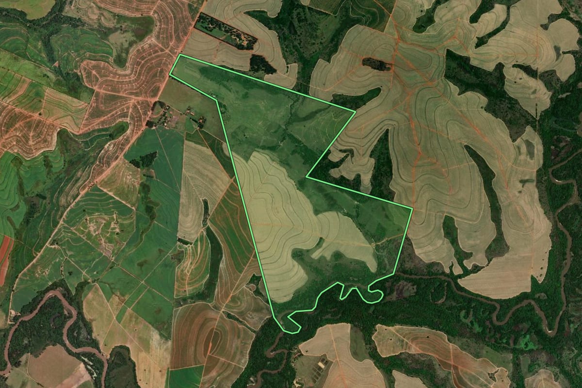 Imagem de satélite do imóvel rural em Santópolis do Aguapeí (SP), com o contorno declarado no CAR desenhado por cima.