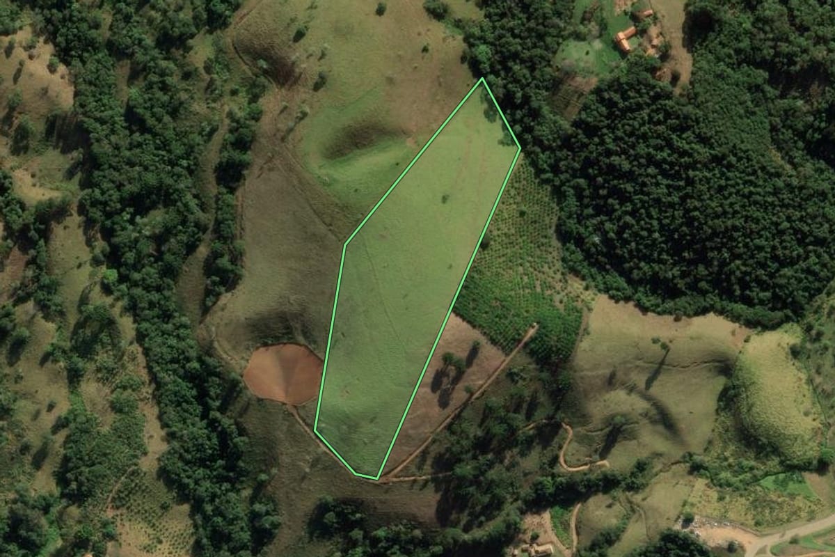 Imagem de satélite do imóvel rural em São Bento do Sapucaí (SP), com o contorno declarado no CAR desenhado por cima.