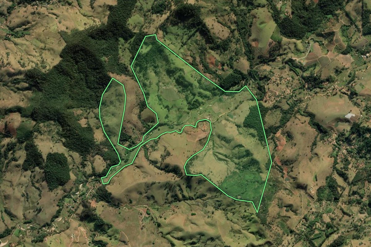Imagem de satélite do imóvel rural em São Bento do Sapucaí (SP), com o contorno declarado no CAR desenhado por cima.