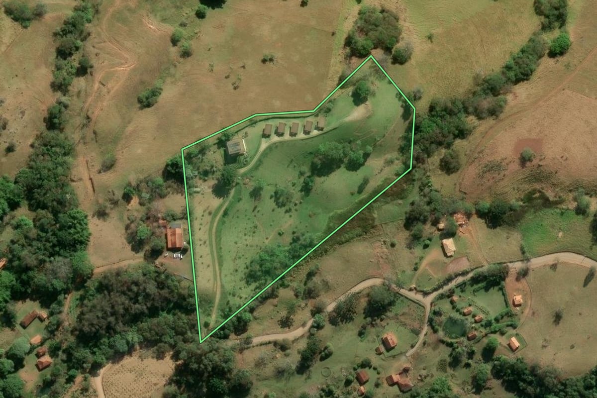 Imagem de satélite do imóvel rural em São Bento do Sapucaí (SP), com o contorno declarado no CAR desenhado por cima.