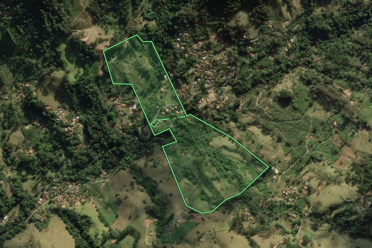Imagem de satélite do imóvel rural em São Bento do Sapucaí (SP), com o contorno declarado no CAR desenhado por cima.