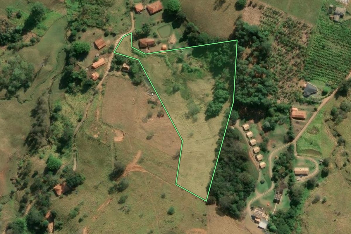 Imagem de satélite do imóvel rural em São Bento do Sapucaí (SP), com o contorno declarado no CAR desenhado por cima.