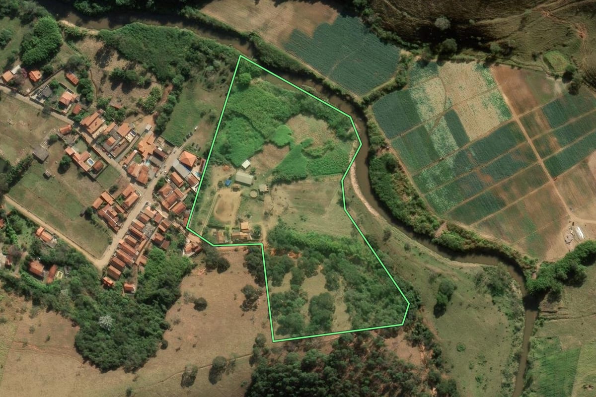 Imagem de satélite do imóvel rural em São Bento do Sapucaí (SP), com o contorno declarado no CAR desenhado por cima.