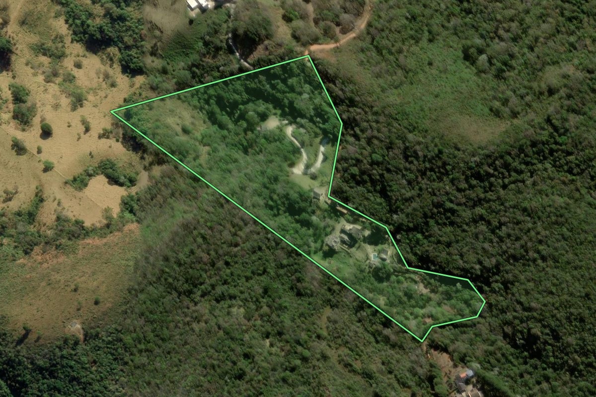 Imagem de satélite do imóvel rural em São Bento do Sapucaí (SP), com o contorno declarado no CAR desenhado por cima.