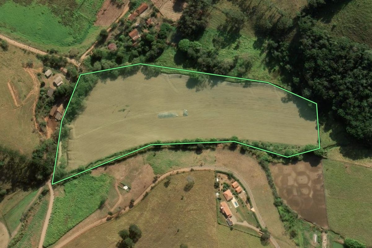 Imagem de satélite do imóvel rural em São Bento do Sapucaí (SP), com o contorno declarado no CAR desenhado por cima.