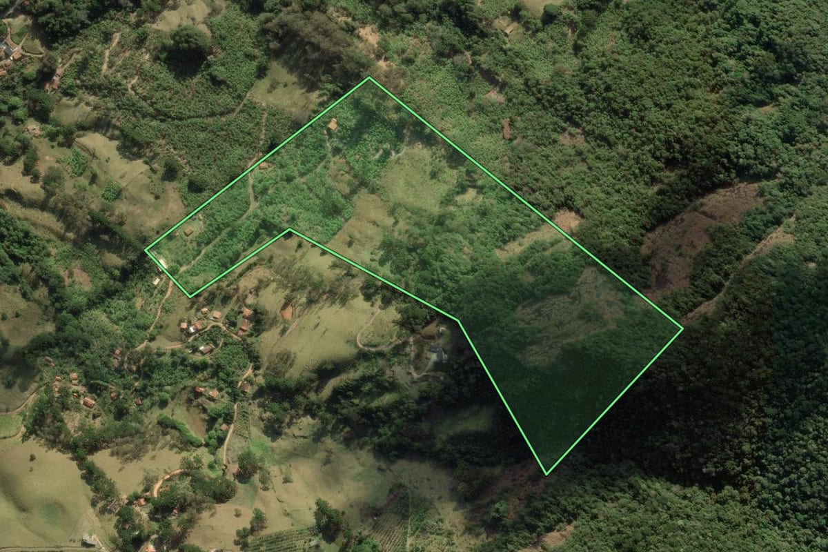 Imagem de satélite do imóvel rural em São Bento do Sapucaí (SP), com o contorno declarado no CAR desenhado por cima.