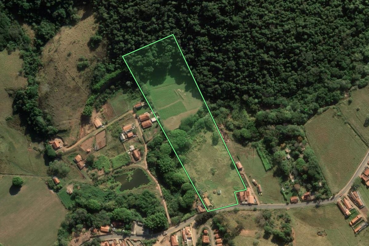 Imagem de satélite do imóvel rural em São Bento do Sapucaí (SP), com o contorno declarado no CAR desenhado por cima.
