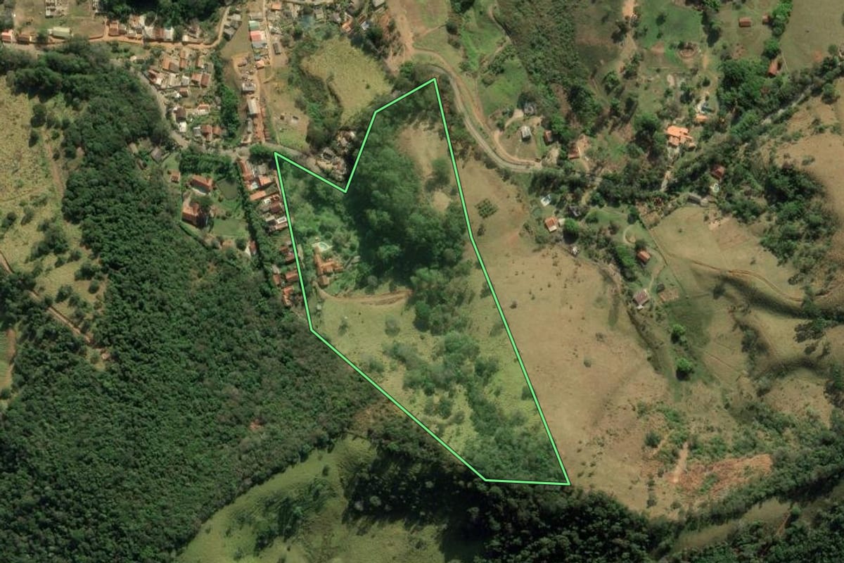 Imagem de satélite do imóvel rural em São Bento do Sapucaí (SP), com o contorno declarado no CAR desenhado por cima.