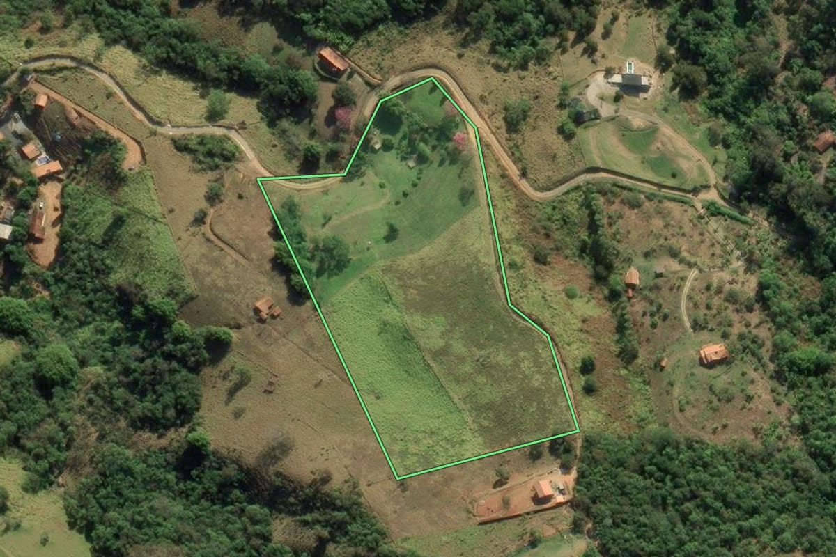 Imagem de satélite do imóvel rural em São Bento do Sapucaí (SP), com o contorno declarado no CAR desenhado por cima.
