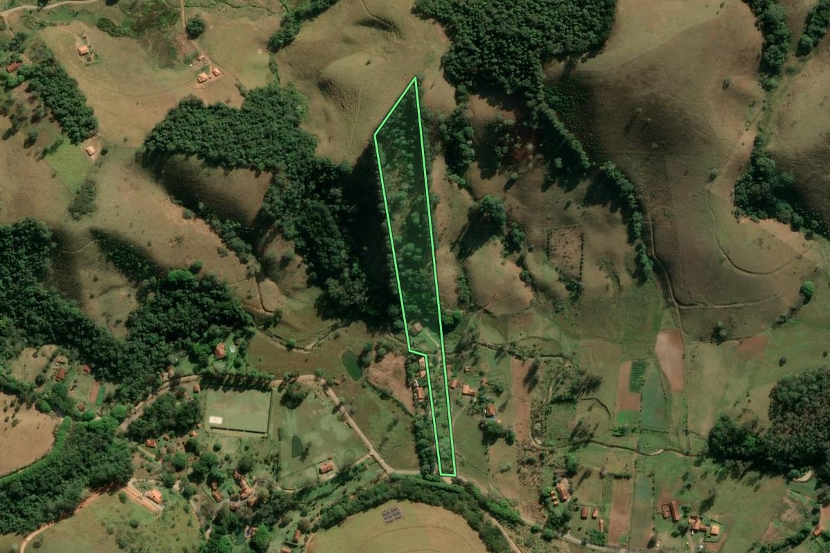 Imagem de satélite do imóvel rural em São Bento do Sapucaí (SP), com o contorno declarado no CAR desenhado por cima.