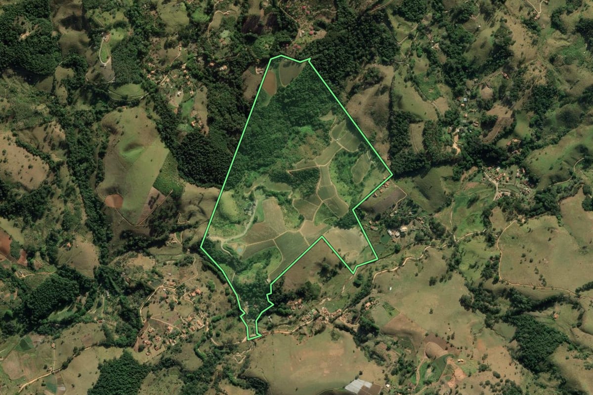 Imagem de satélite do imóvel rural em São Bento do Sapucaí (SP), com o contorno declarado no CAR desenhado por cima.