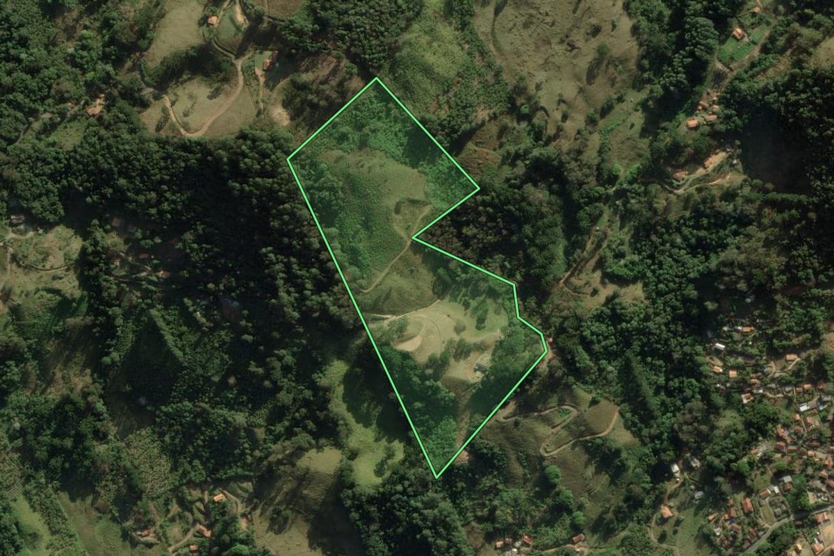 Imagem de satélite do imóvel rural em São Bento do Sapucaí (SP), com o contorno declarado no CAR desenhado por cima.