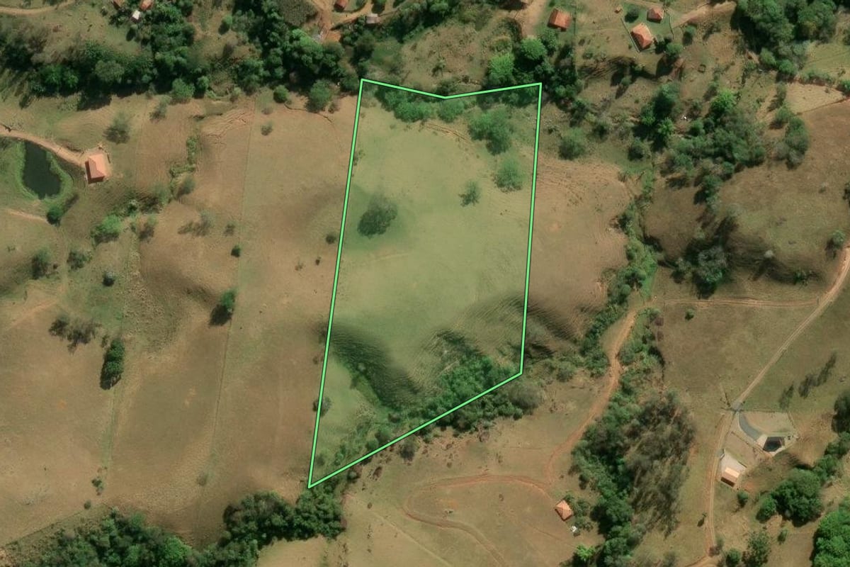 Imagem de satélite do imóvel rural em São Bento do Sapucaí (SP), com o contorno declarado no CAR desenhado por cima.