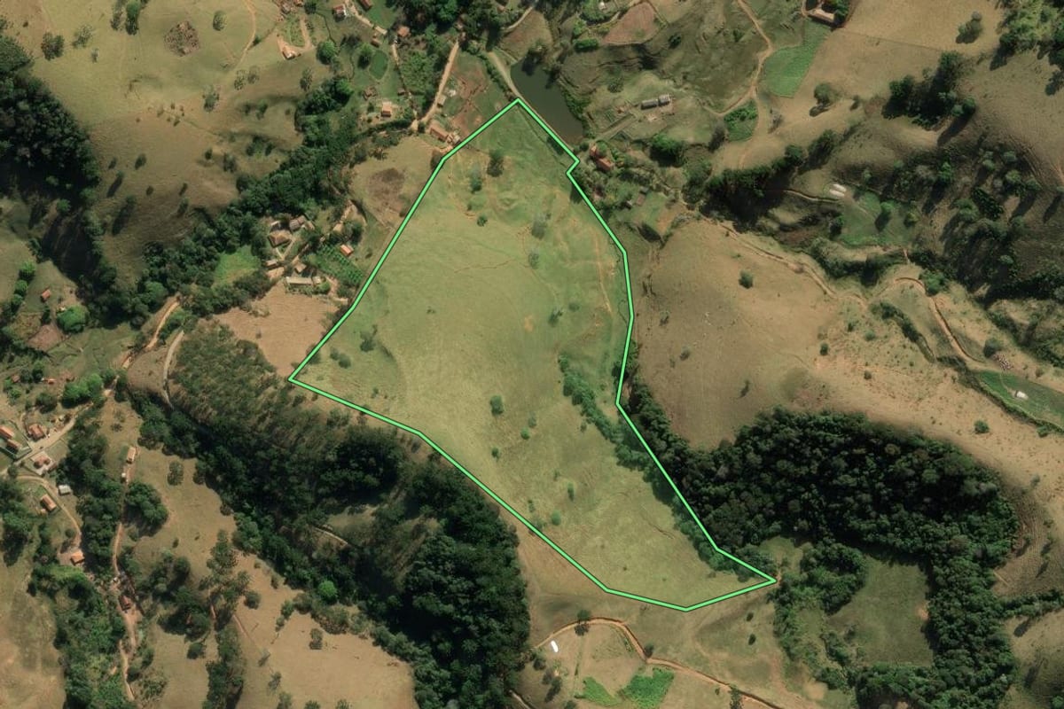 Imagem de satélite do imóvel rural em São Bento do Sapucaí (SP), com o contorno declarado no CAR desenhado por cima.
