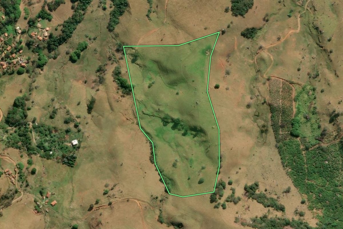 Imagem de satélite do imóvel rural em São Bento do Sapucaí (SP), com o contorno declarado no CAR desenhado por cima.