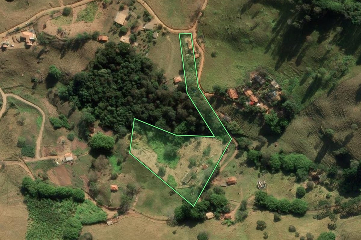 Imagem de satélite do imóvel rural em São Bento do Sapucaí (SP), com o contorno declarado no CAR desenhado por cima.