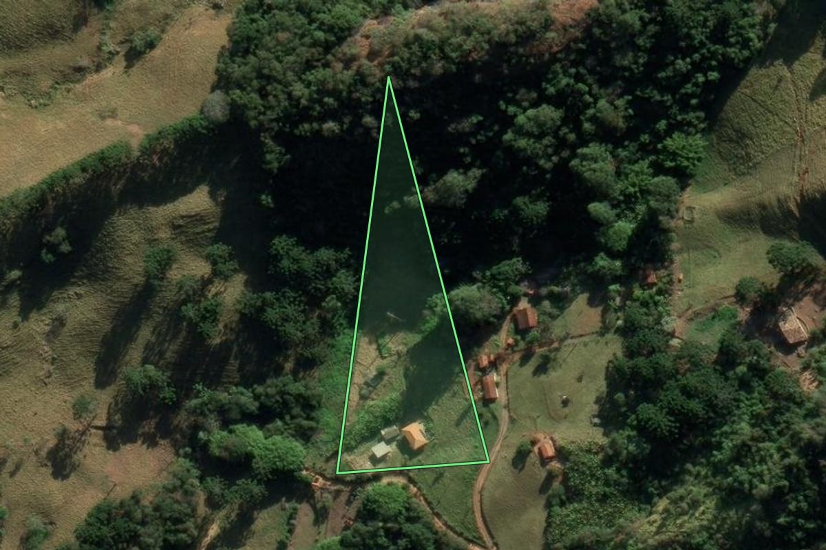 Imagem de satélite do imóvel rural em São Bento do Sapucaí (SP), com o contorno declarado no CAR desenhado por cima.