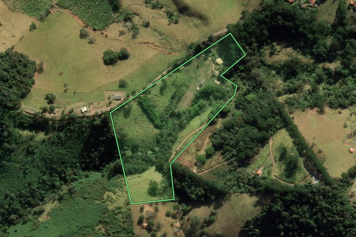 Imagem de satélite do imóvel rural em São Bento do Sapucaí (SP), com o contorno declarado no CAR desenhado por cima.