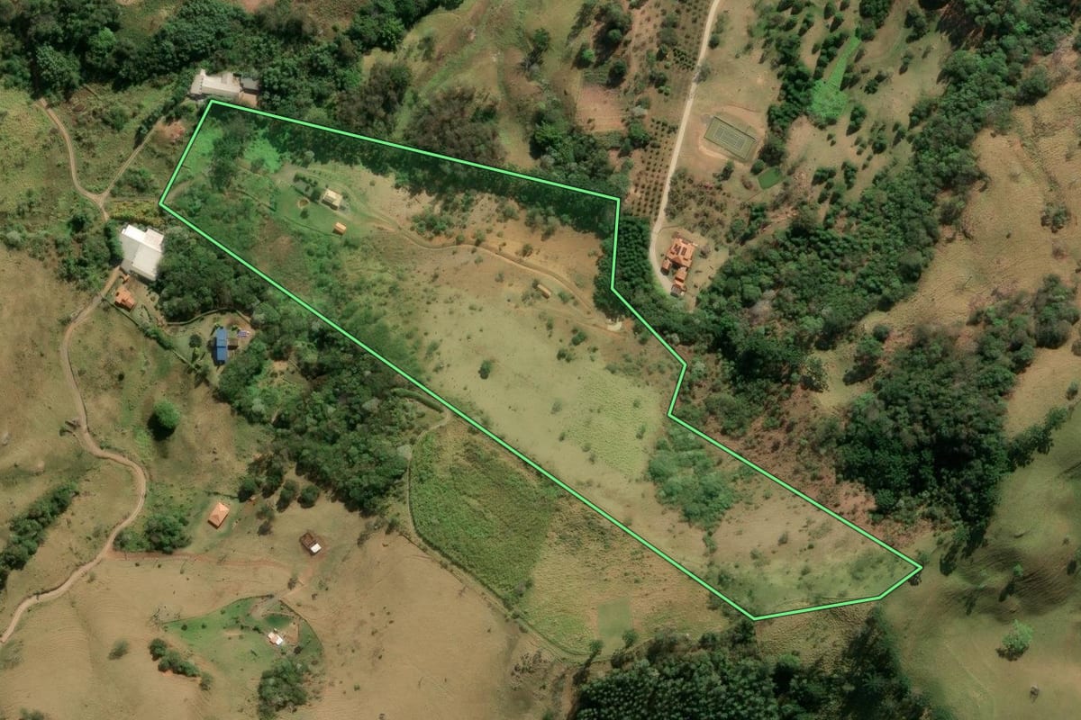 Imagem de satélite do imóvel rural em São Bento do Sapucaí (SP), com o contorno declarado no CAR desenhado por cima.