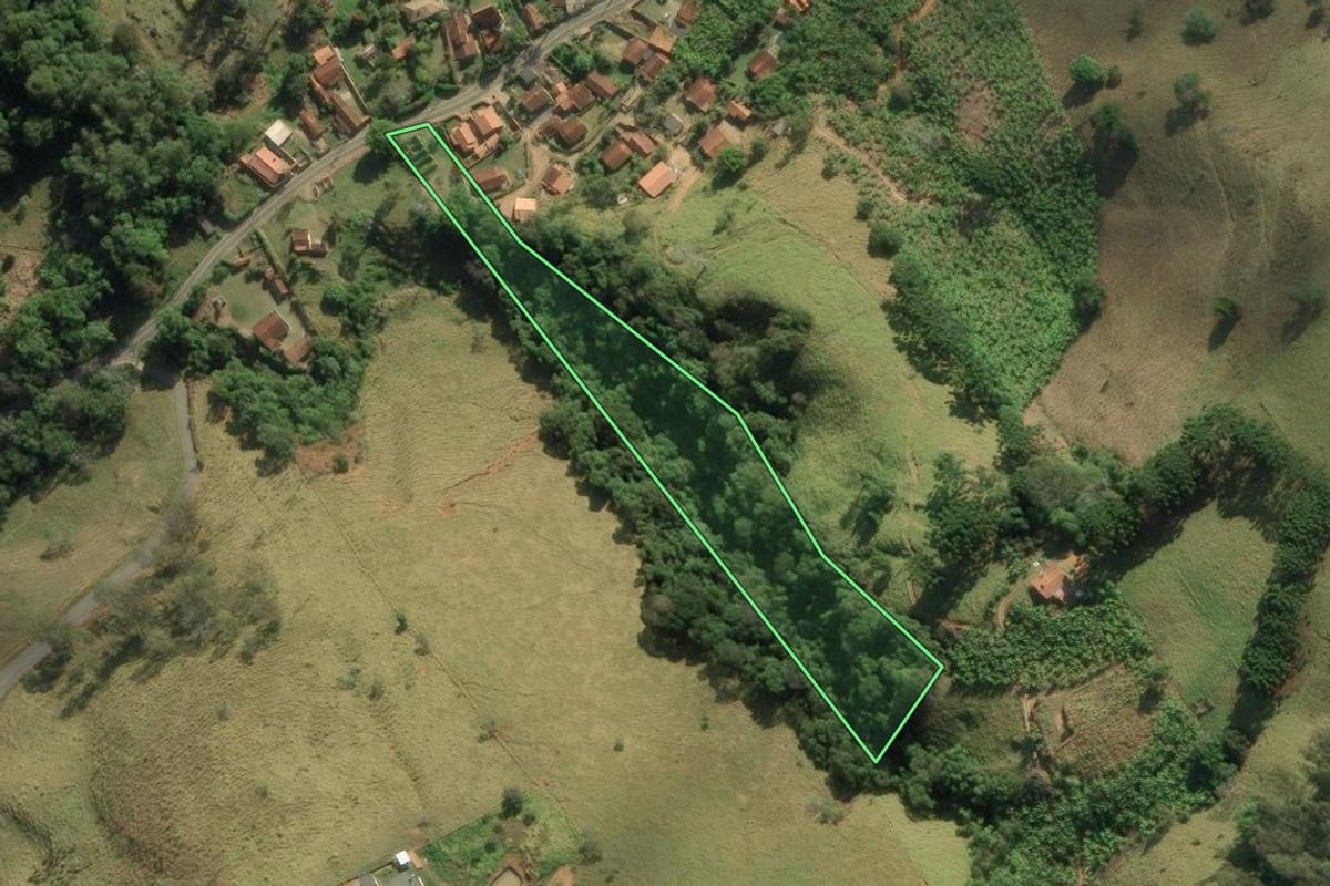Imagem de satélite do imóvel rural em São Bento do Sapucaí (SP), com o contorno declarado no CAR desenhado por cima.