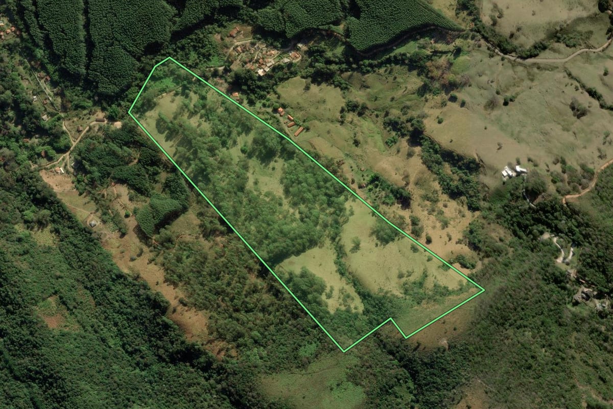 Imagem de satélite do imóvel rural em São Bento do Sapucaí (SP), com o contorno declarado no CAR desenhado por cima.