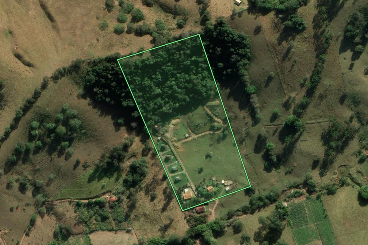 Imagem de satélite do imóvel rural em São Bento do Sapucaí (SP), com o contorno declarado no CAR desenhado por cima.