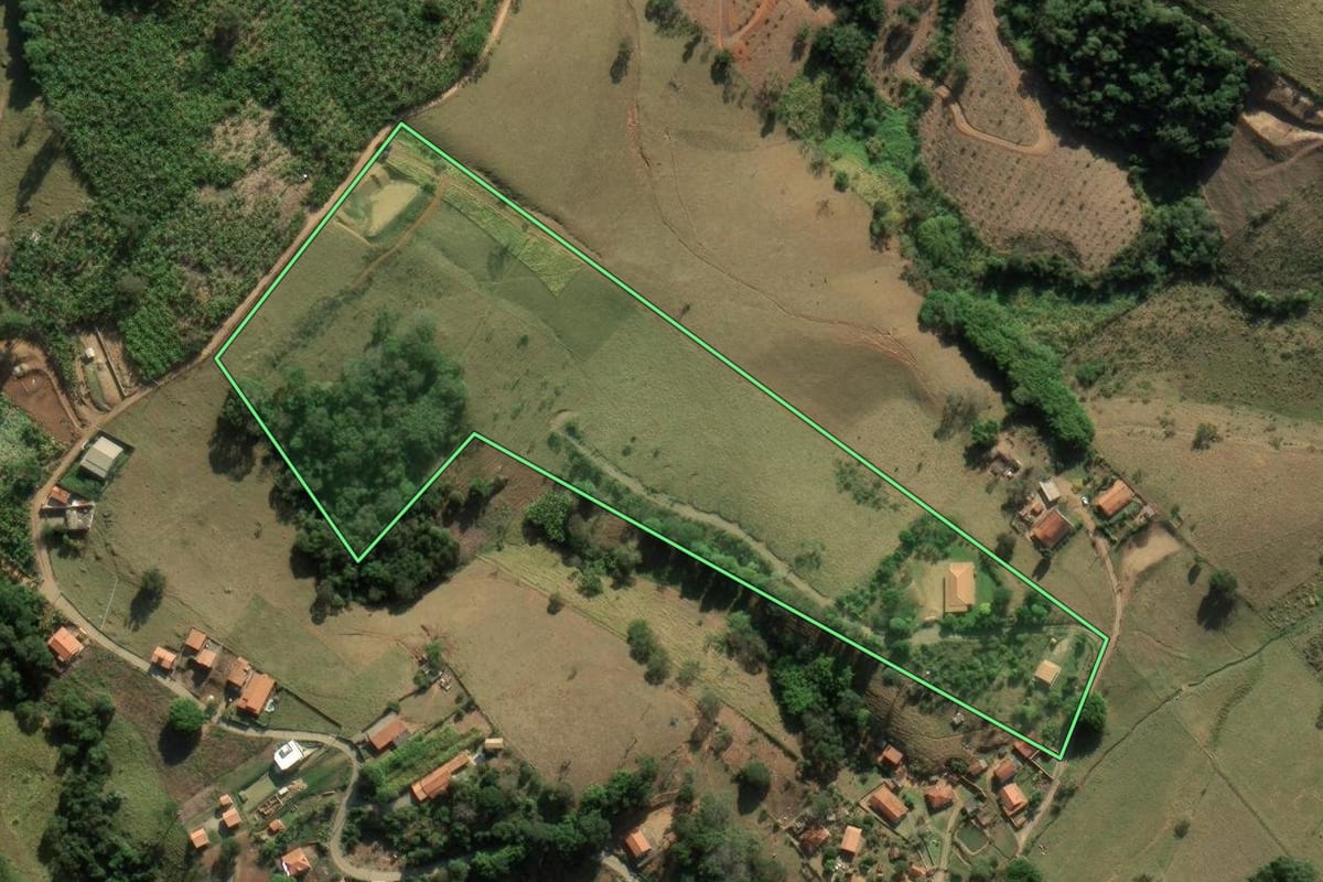 Imagem de satélite do imóvel rural em São Bento do Sapucaí (SP), com o contorno declarado no CAR desenhado por cima.