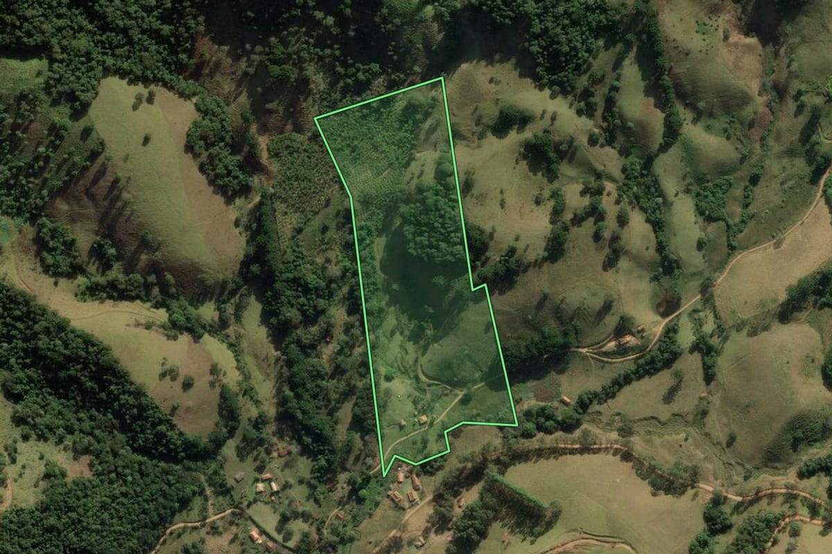 Imagem de satélite do imóvel rural em São Bento do Sapucaí (SP), com o contorno declarado no CAR desenhado por cima.