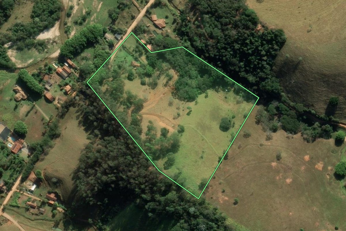 Imagem de satélite do imóvel rural em São Bento do Sapucaí (SP), com o contorno declarado no CAR desenhado por cima.
