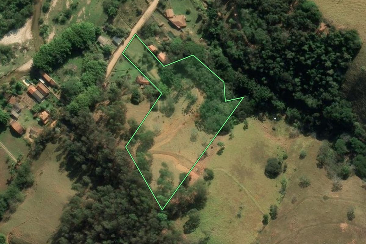 Imagem de satélite do imóvel rural em São Bento do Sapucaí (SP), com o contorno declarado no CAR desenhado por cima.
