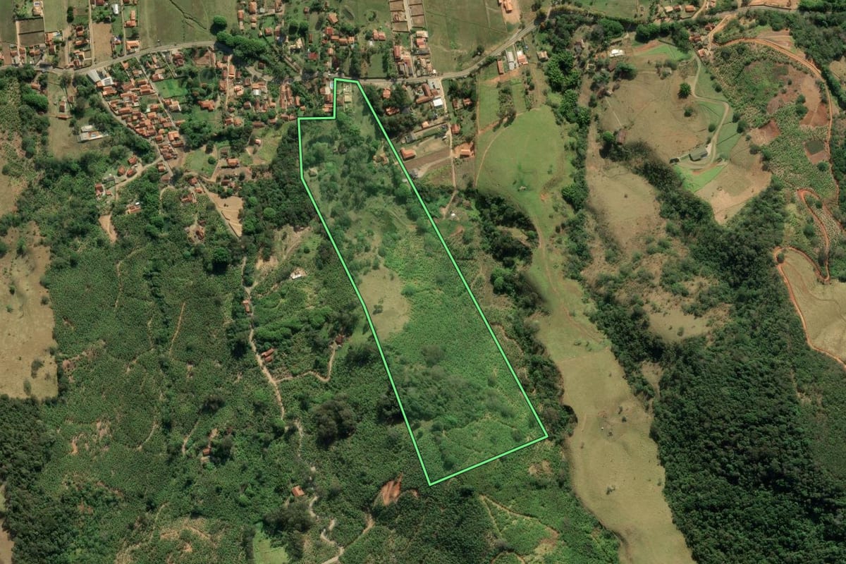 Imagem de satélite do imóvel rural em São Bento do Sapucaí (SP), com o contorno declarado no CAR desenhado por cima.