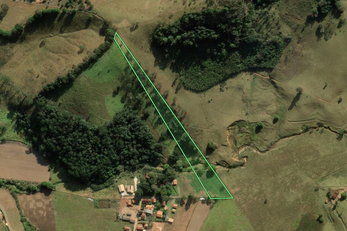 Imagem de satélite do imóvel rural em São Bento do Sapucaí (SP), com o contorno declarado no CAR desenhado por cima.