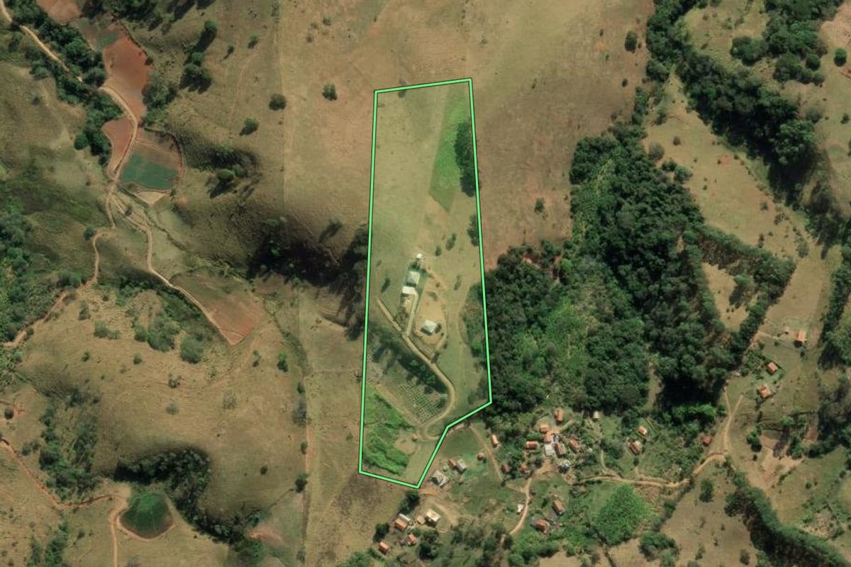 Imagem de satélite do imóvel rural em São Bento do Sapucaí (SP), com o contorno declarado no CAR desenhado por cima.