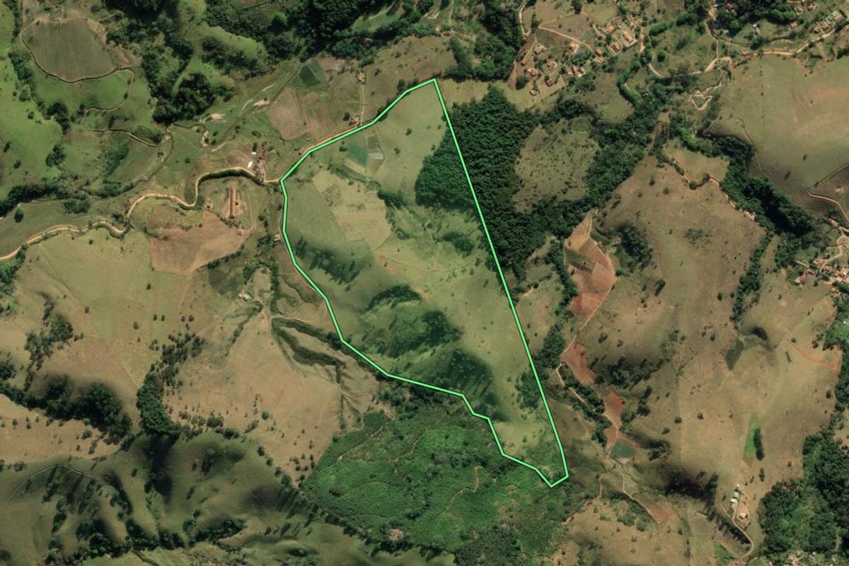 Imagem de satélite do imóvel rural em São Bento do Sapucaí (SP), com o contorno declarado no CAR desenhado por cima.