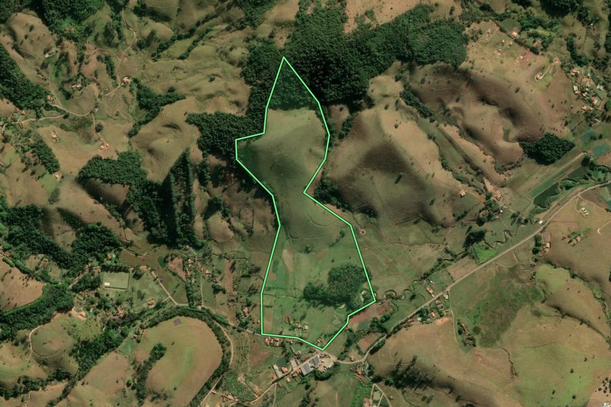 Imagem de satélite do imóvel rural em São Bento do Sapucaí (SP), com o contorno declarado no CAR desenhado por cima.