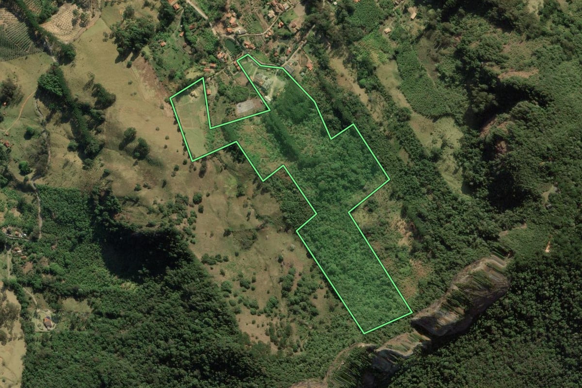 Imagem de satélite do imóvel rural em São Bento do Sapucaí (SP), com o contorno declarado no CAR desenhado por cima.